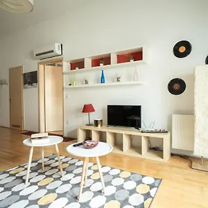 https://hollo14-apartment-at-gozsdu.inbudapesthotels.com